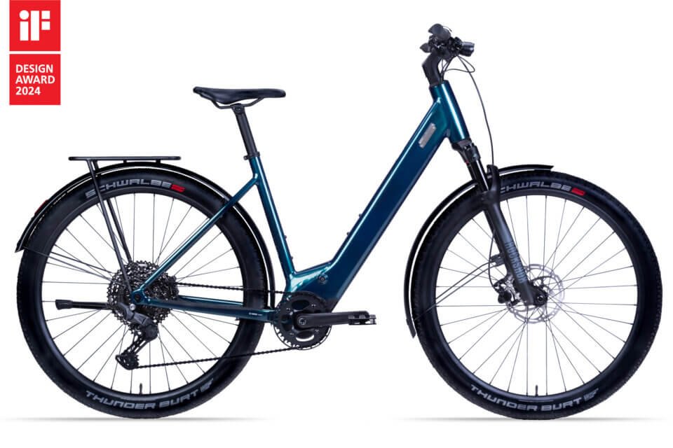 Ein modernes E-Bike mit tiefem Einstieg, ausgestattet mit Scheibenbremsen, einem Gepäckträger und Schwalbe Thunder Burt Reifen. Links oben ist das Logo des IF Design Awards 2024 zu sehen.