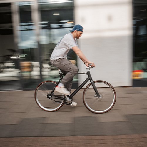 Mann fährt auf einem Fahrrad in urbanem Umfeld.