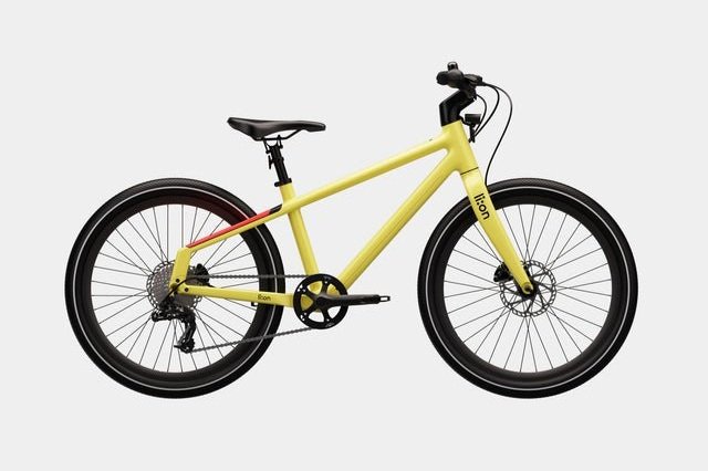 Gelbes Fahrrad mit schwarzem Sitz und schwarzen Reifen.