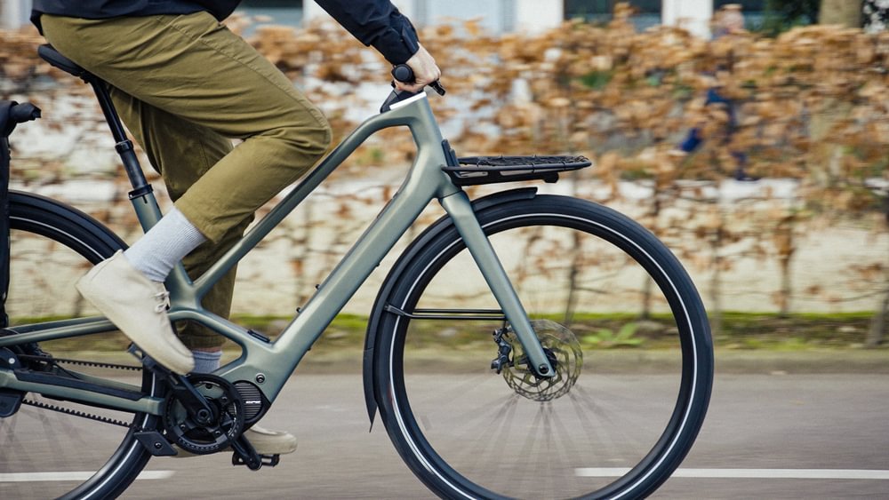 Person auf einem modernen Fahrrad in Bewegung