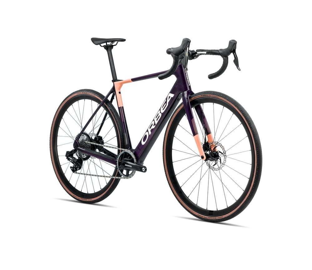 Rennrad mit lila und orangefarbenen Akzenten, Scheibenbremsen und Rennlenker auf weißem Hintergrund.