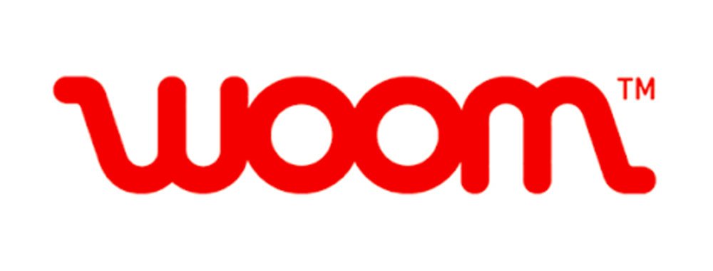 Das Bild zeigt das Logo der Marke "woom" in roter Schrift auf weißem Hintergrund.