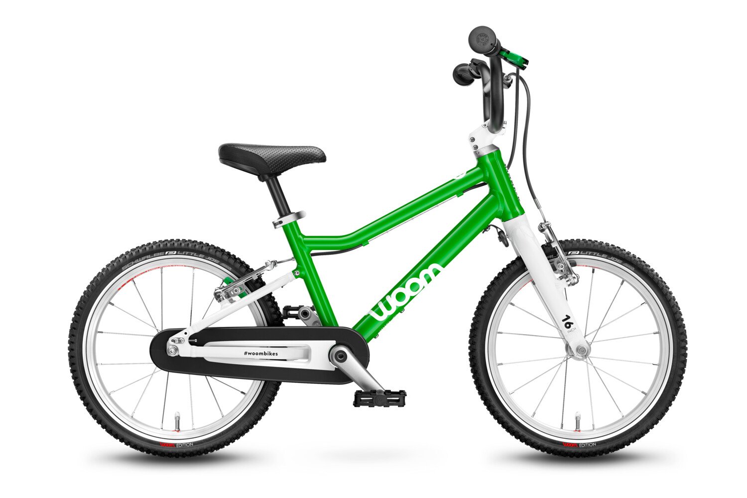 Grünes Kinderfahrrad mit weißen und schwarzen Details, Seitenansicht.