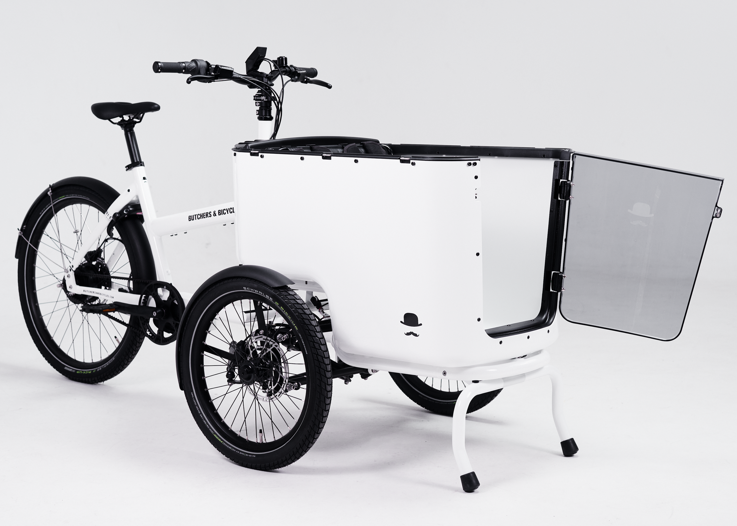 Weißes dreirädriges Lastenfahrrad mit geschlossenem Transportbereich und offenem Seitentürchen.