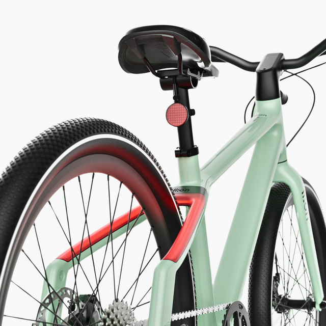 Nahaufnahme eines Fahrrads, das den hinteren Rahmen, das Rad und den Sattel zeigt. Der Fahrradrahmen ist in einer mintgrünen Farbe lackiert und hat rote Akzente. Es sind außerdem Teile der Kette und der Antriebseinheit sichtbar.