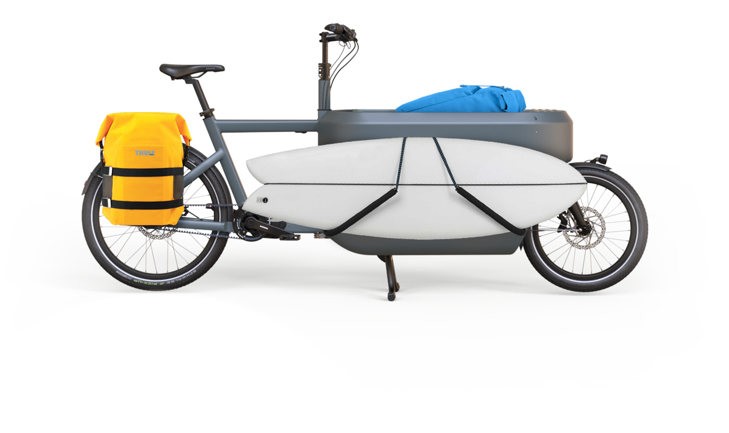 Lastenfahrrad mit festgeschnalltem, weißem Kajak und gelber Packtasche sowie blauer Tasche auf der Ladefläche.