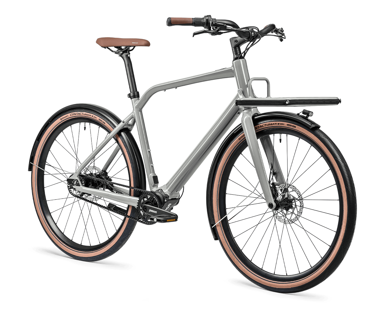 Stadtfahrrad mit grauem Rahmen und braunem Sattel, ausgestattet mit vorderen und hinteren Schutzblechen sowie Scheibenbremsen. Das Fahrrad hat schwarze und braune Reifen.